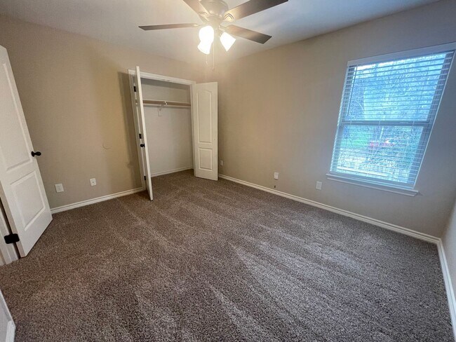 Building Photo - | 3BR/2.5BA Townhome | 18' Ceilings | Granite | Garage | Lawn Care Incl | Benbrook TX 76116