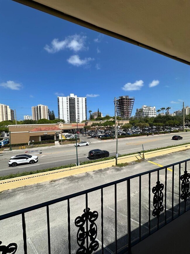Building Photo - 20201 NE 29th Ct