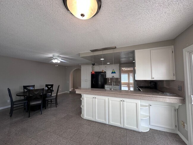 Building Photo - THIS is YOUR home, stunning 4/2 w/ AC, near Foothills