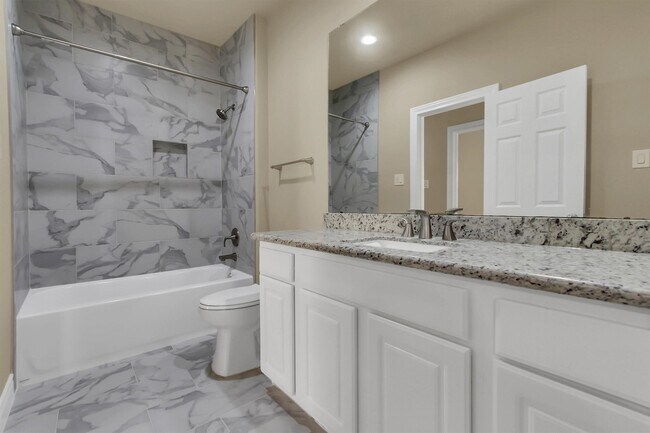 Building Photo - 9006 Lakes at 610 Dr