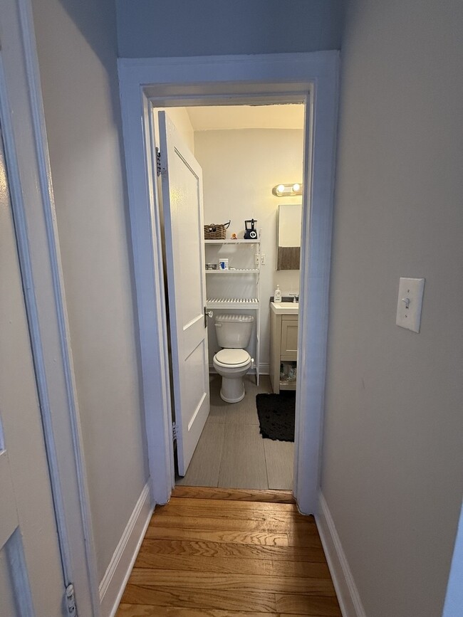 Building Photo - 627 W Roscoe St