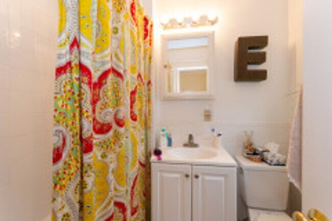 Building Photo - 4 bed 2 bath - Allston - 9/1   (No Broker Fee)