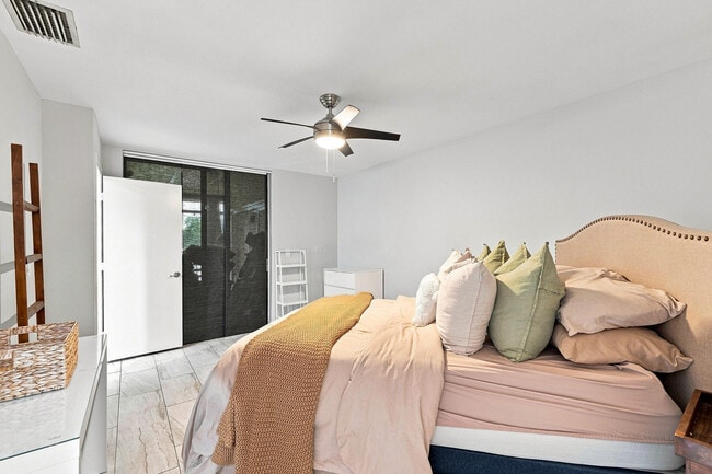 Building Photo - 2581 Carambola Cir N