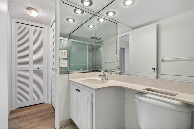 Building Photo - 2651 S Palm Aire Dr