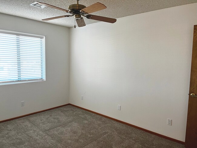 Building Photo - Unfurnished Long Term House! Price Adjustm...