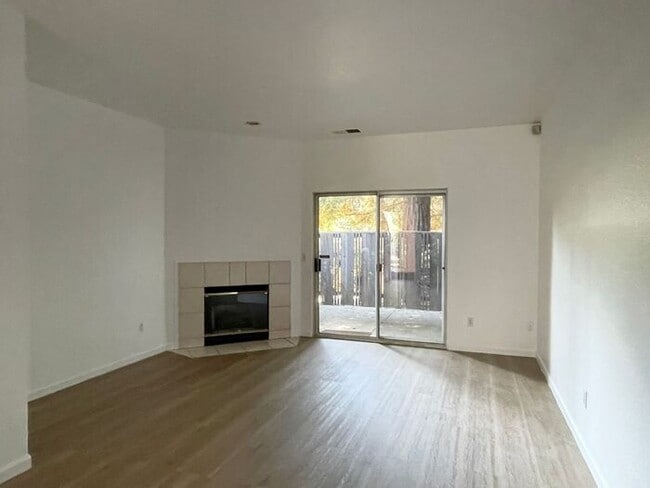 Building Photo - Spacious 2 Bedroom Condo with Garage — Min...