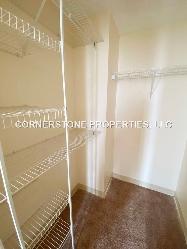Building Photo - 796 Isenberg St