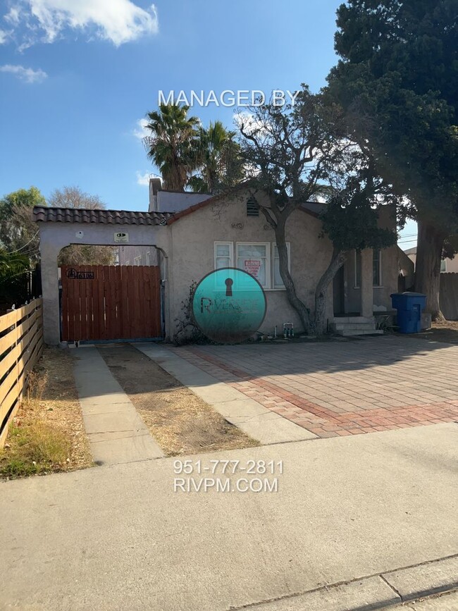 Building Photo - SINGLE FAMILY in a central Riverside locat...