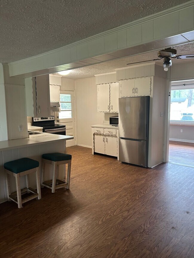 Building Photo - Cozy home