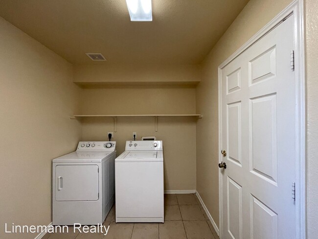 Building Photo - 3 br, 2.5 bath House - 4208 Cessnock Drive