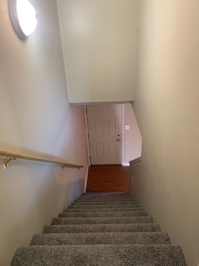 Building Photo - 112 Floyd Ct