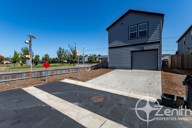 Building Photo - 1454 NW 20th Ave
