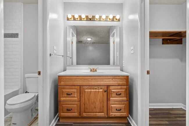 Building Photo - 920 Inglewood Ln