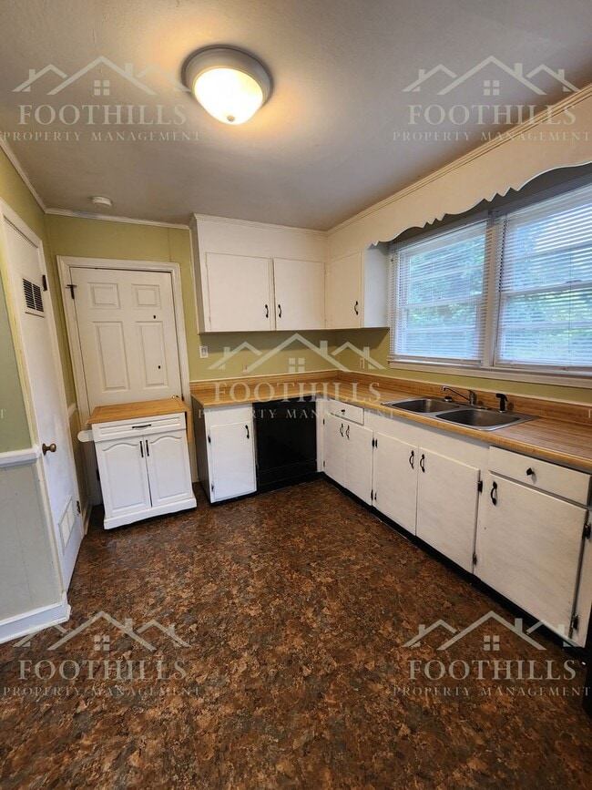 Building Photo - Spacious 3-Bedroom Near Anderson Universit...