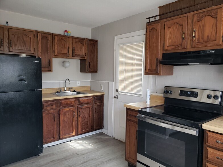 Kitchen - 1 Lamar Dr