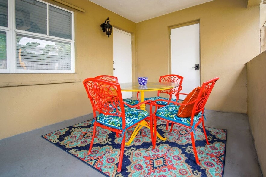 Front sitting area - 1505 NW 7th Ter