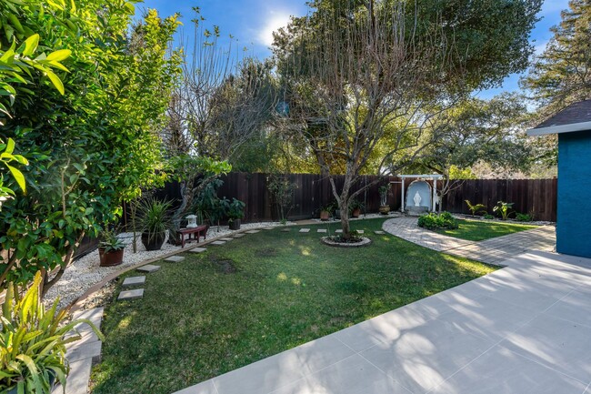 Building Photo - Beautifully remodeled 3-bedroom, 2-bathroo...