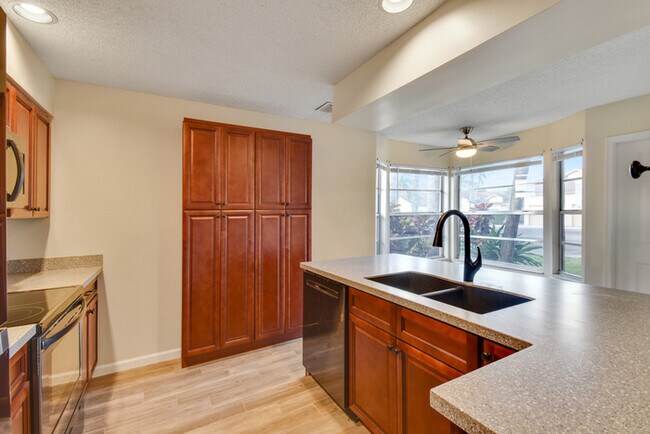 Building Photo - BEAUTIFUL THREE BEDROOM TOWNHOME WITH GARAGE(AVAILABE NOVEMBER)