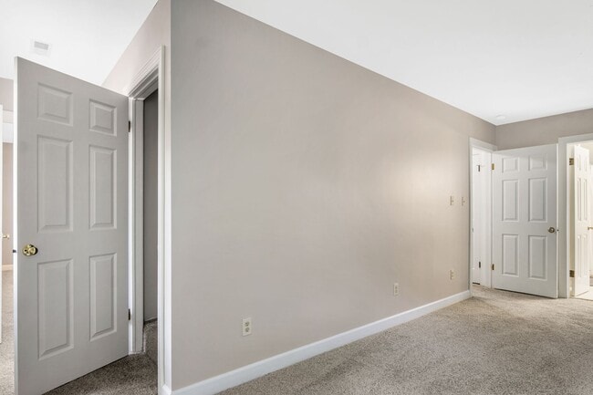 Building Photo - Beautifully Refreshed 4 Bedroom 3 Bath Col...