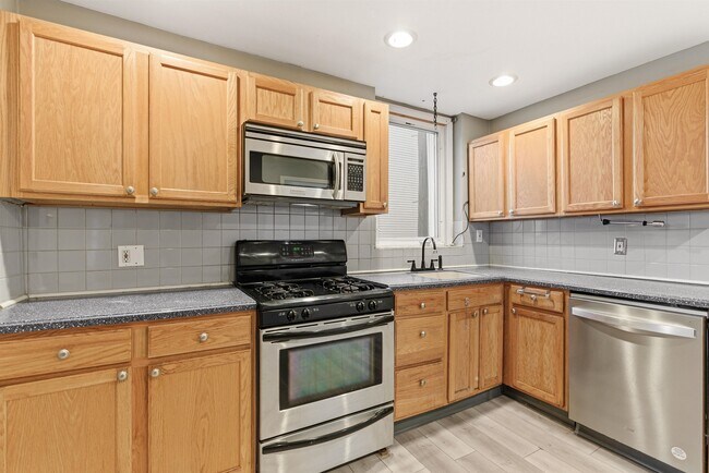 Building Photo - 320 Clarendon St