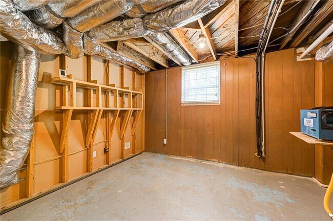Building Photo - 2423 Woodacres Rd NE