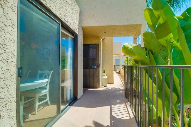 Building Photo - Stunning 2 bed 2 bath top floor condo in gated community with 2 covered parking spaces!