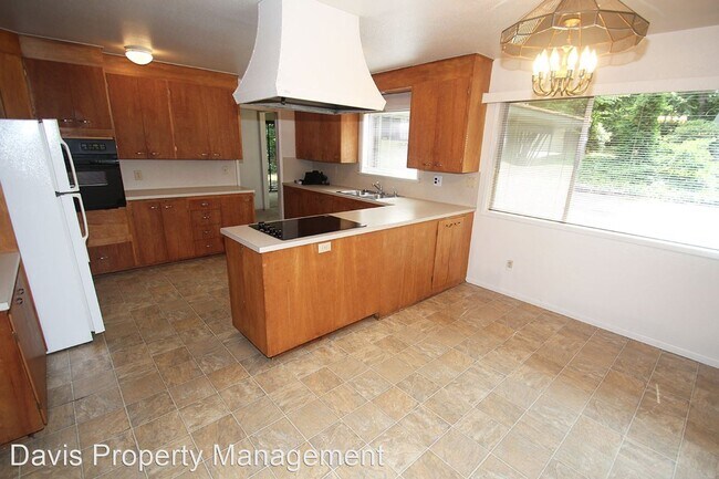 Building Photo - 5 br, 2 bath House - 10425 NE 124th ST