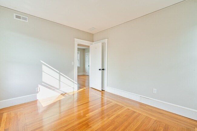 Building Photo - Newly renovated apartment for rent by Providence College / Elmhurst(Available 6/1/2026)