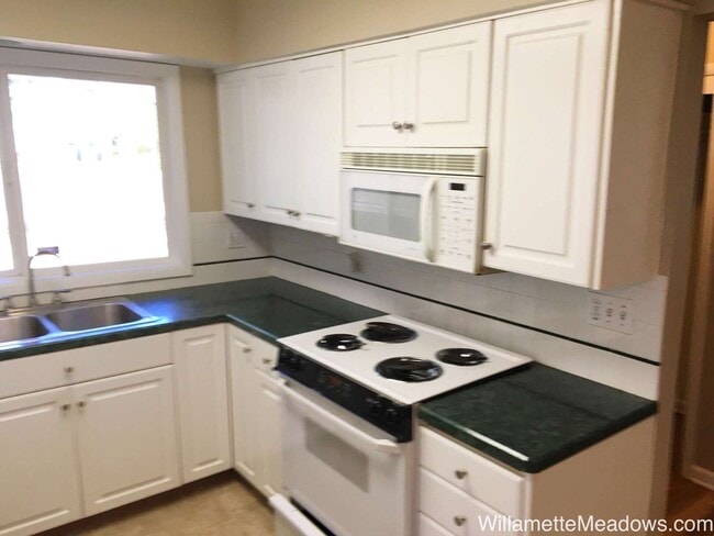 Building Photo - Charming Updated 3 Bedroom Home with A/C, Garage & Fenced Backyard in South Salem