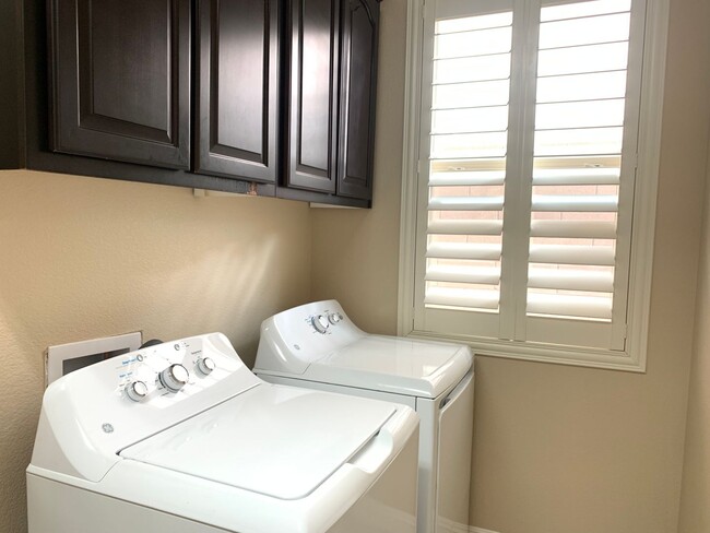 Building Photo - Four Bedrooms, Loft, and Downstairs Bedroo...