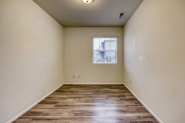 Building Photo - MOVE IN READY! 4 bed plus den - easy I-5 a...