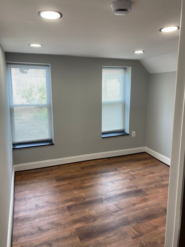 Building Photo - 1211 Poplar Grove St