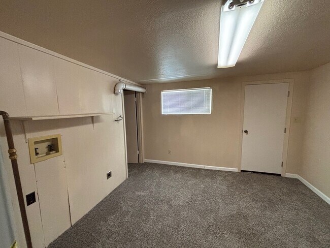 Building Photo - 133 NE Main St