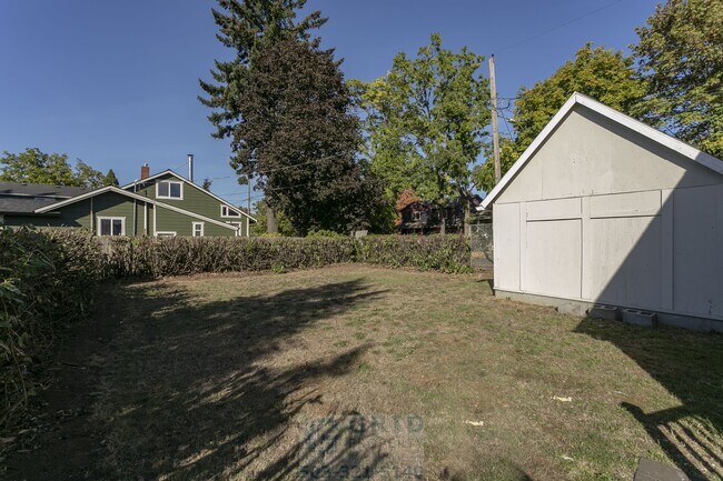 Building Photo - Charming 2 Bedroom Home Available in Woodstock Neighborhood!