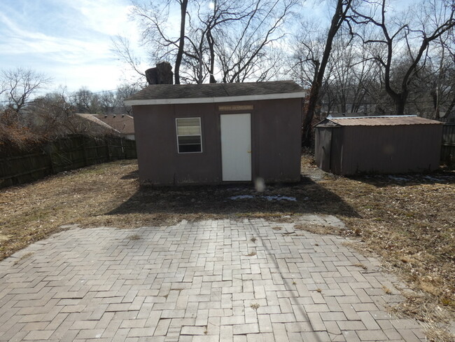 Building Photo - Home In North Kansas City School District!