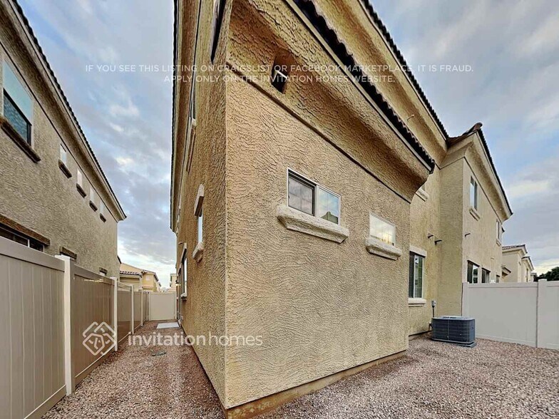 Building Photo - 1367 S Country Club Dr