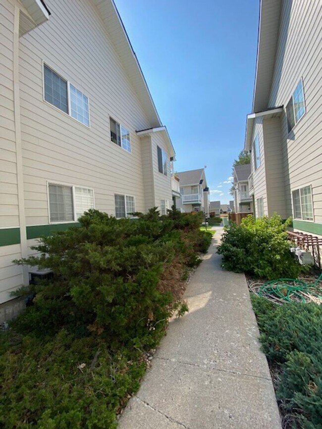 Building Photo - 2 Bedroom 2 Bath Centrally Located Condo