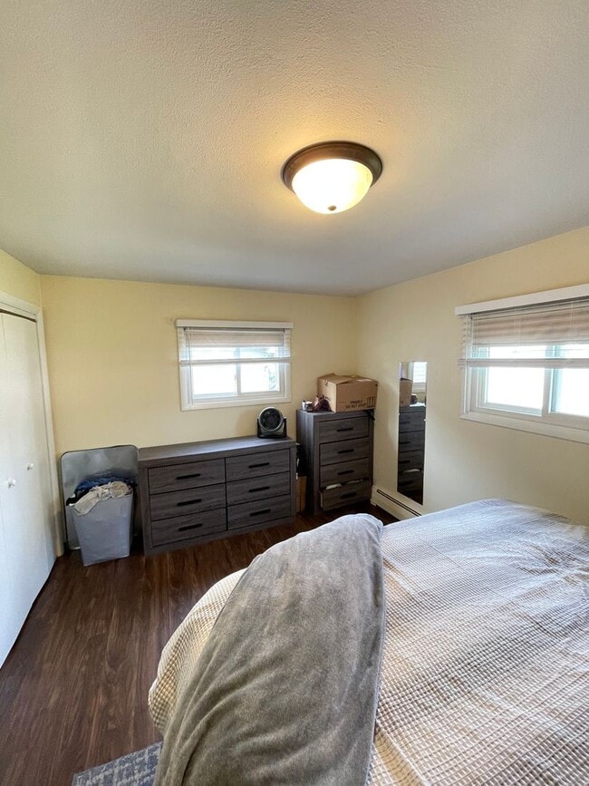Building Photo - AVAILABLE AUGUST 15th! - 3 bed 2 bath home!