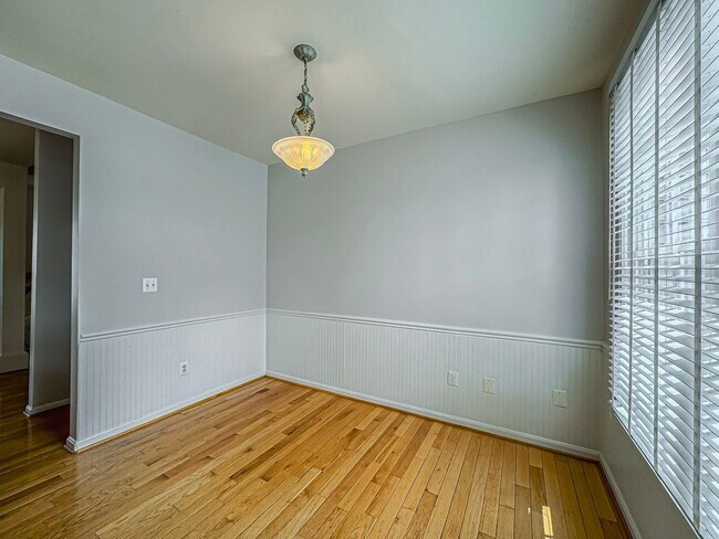 Building Photo - Gorgeous 3 Bed 2.5 Bath Interior Townhome ...