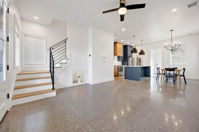 Building Photo - 966 Hangar Dr