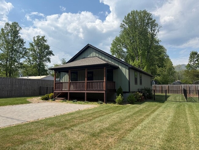 Building Photo - Newer One-Level Home Near Downtown Black Mountain