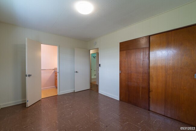 Building Photo - IMMACULATE AND CLEAN 3BR/1.5BA WITH 2 BONU...