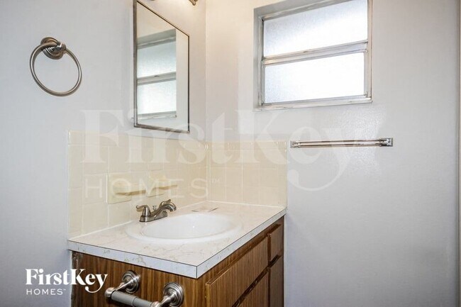 Building Photo - 130 Davison Ave N