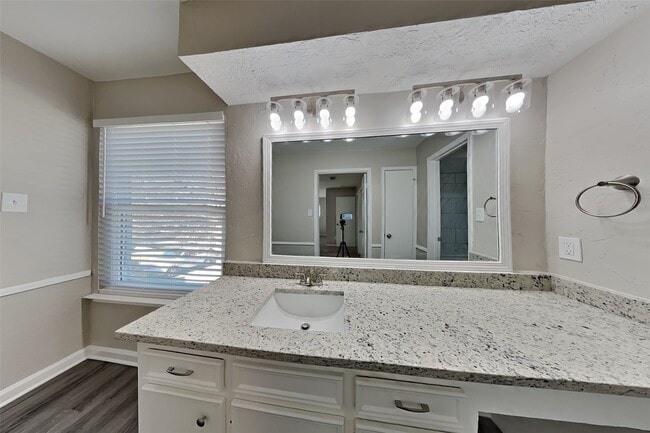 Building Photo - 6807 River Ml Dr