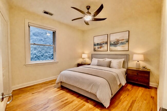 Building Photo - 3015 N Ashland Ave