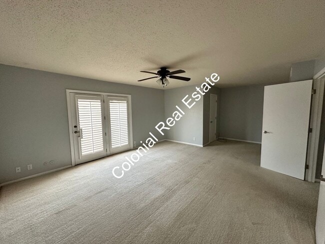 Building Photo - Spacious and unique 3 bedroom 2 and a half bath house on the golf course!