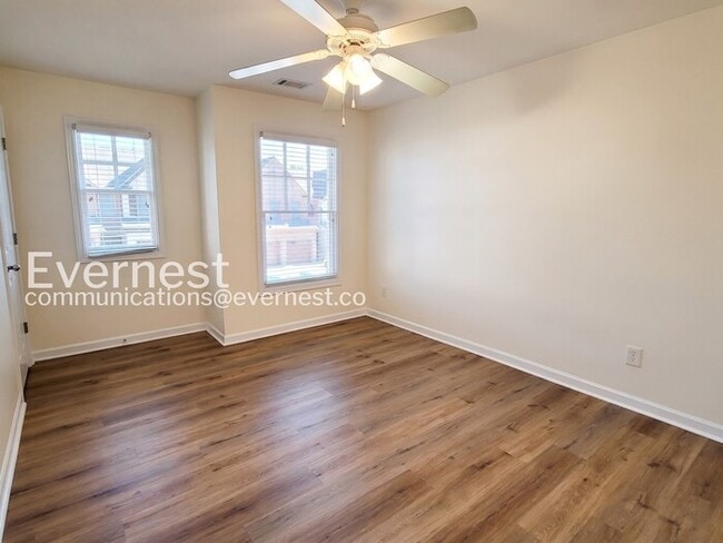 Building Photo - 3 Bed/2.5 Bath Townhome with Modern Amenities