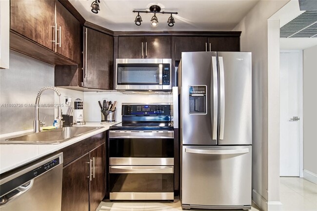 Primary Photo - 200 172nd St