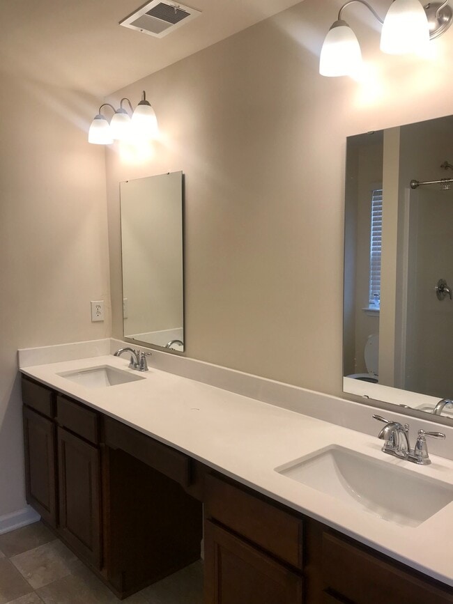 Building Photo - BEAUTIFUL! 4 Bedrooms/3.5 baths in Wild Wing. Spacious & Tons of space!