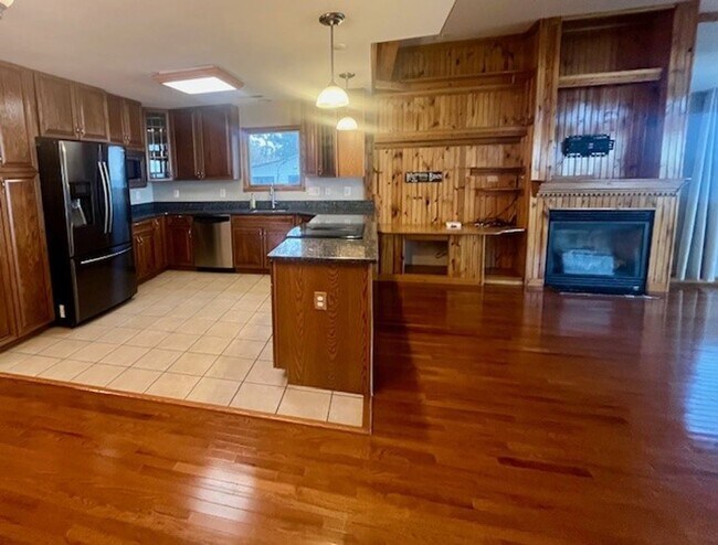 Building Photo - Gorgeous Water Front Home with Beach Access